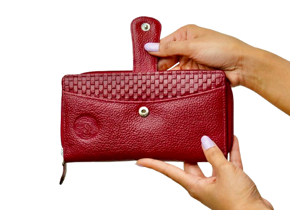 Komacat Leather Ladies’ Modern Clutch | Elegant Design